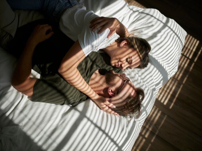 pár intimistas az ágyban