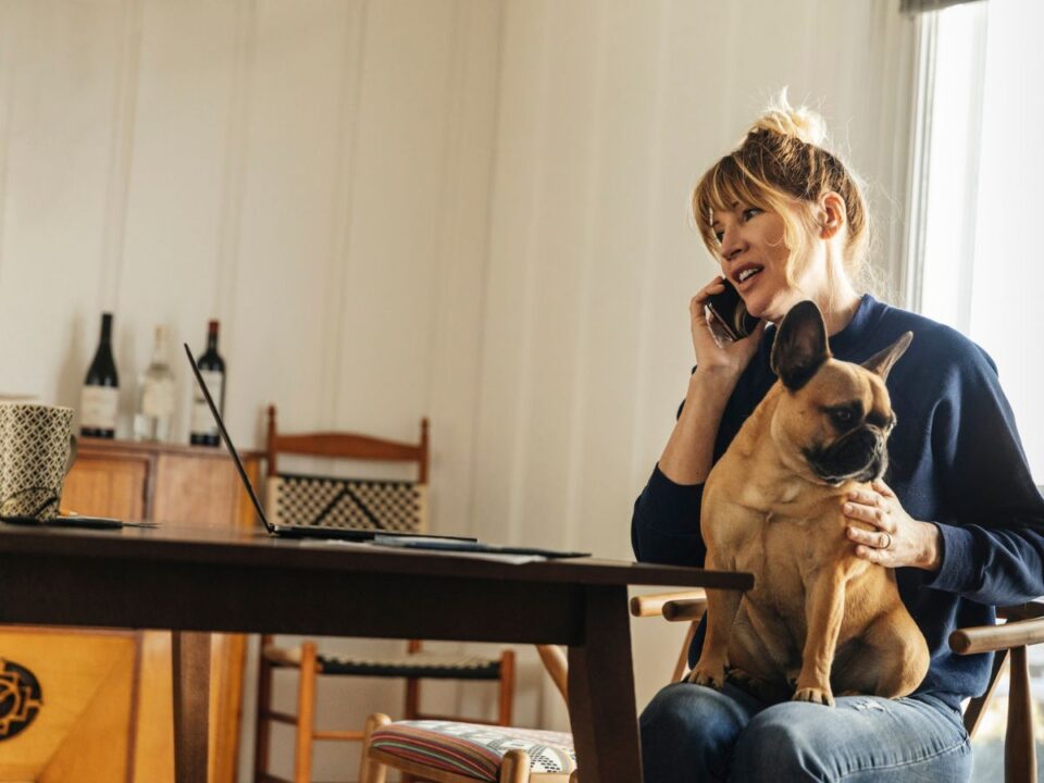 eltunnek-barataink-negyvenes-eveinkben - Nők Lapja telefonáló nő