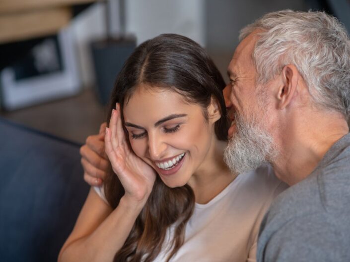 idősebb férfi fiatalabb nő