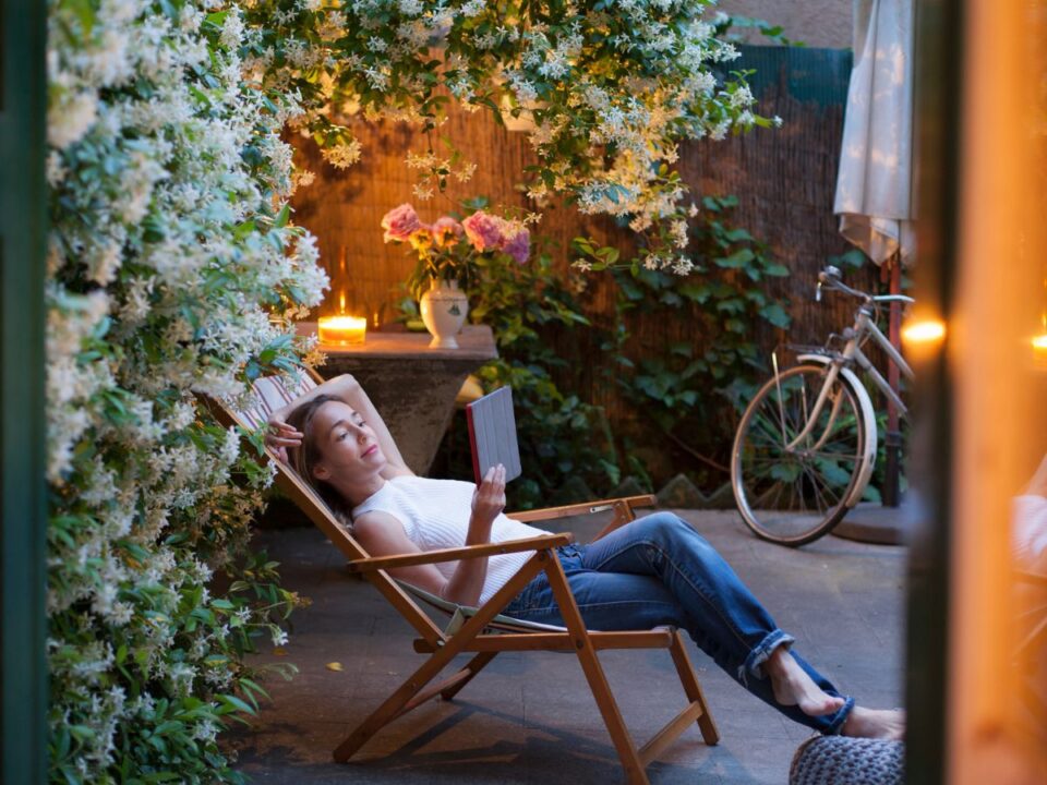 nő pihen és olvas