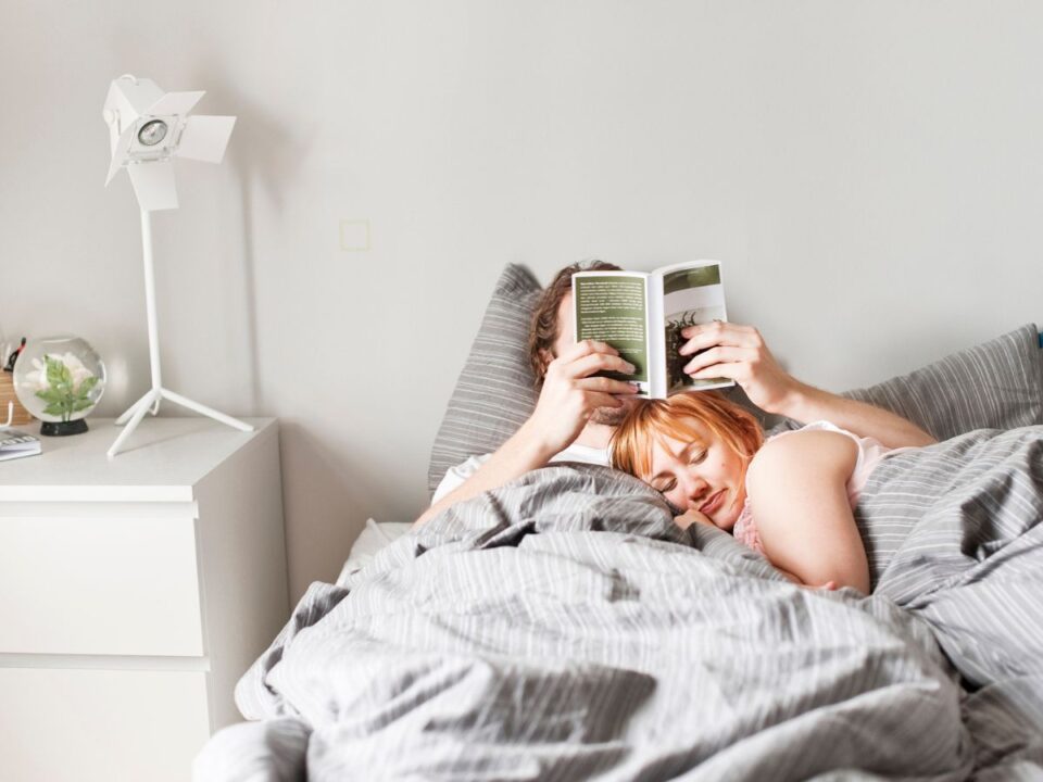 pár olvas az ágyban