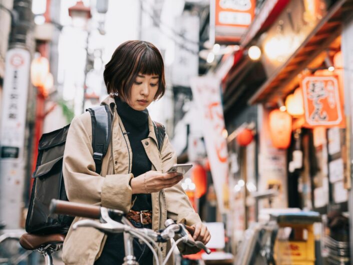 Japánban nő telefonozik