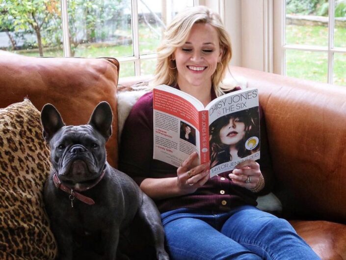 Reese Witherspoon könyvet olvas kanapén