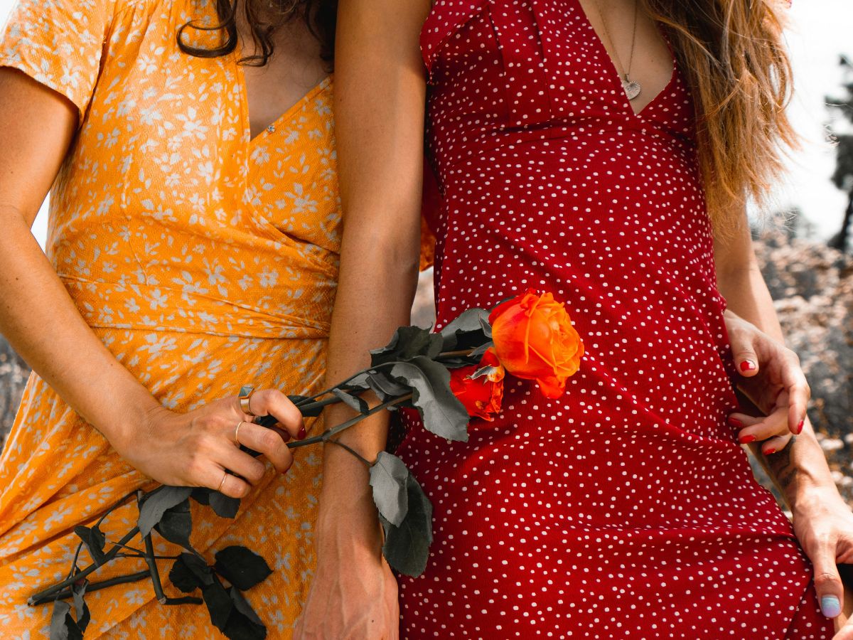 nők színes nyári ruhákban