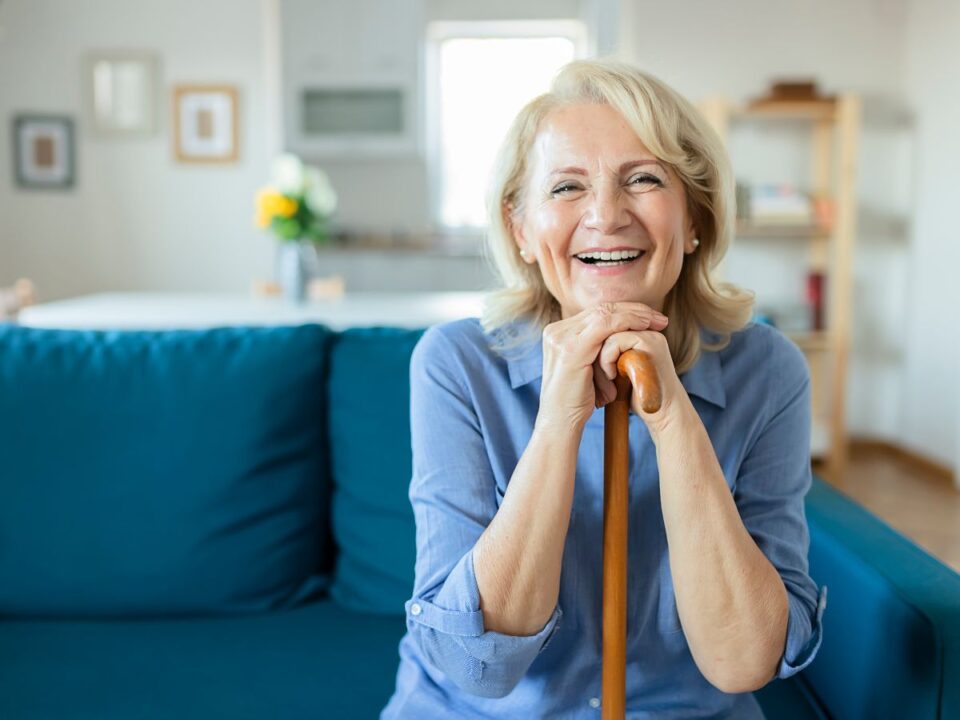 mosolygó idős nő