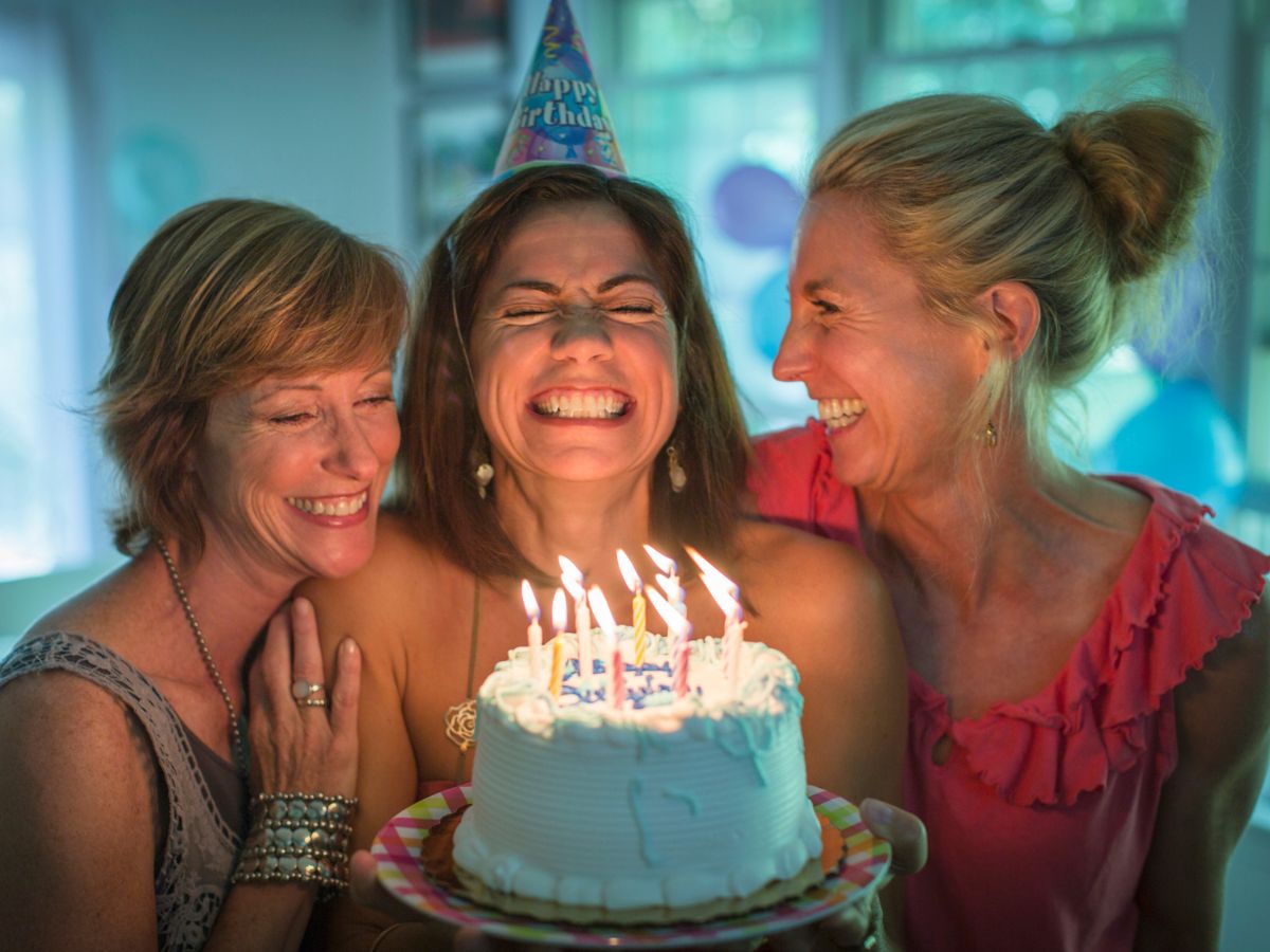 nők együtt születésnap gyertyák ünneplés