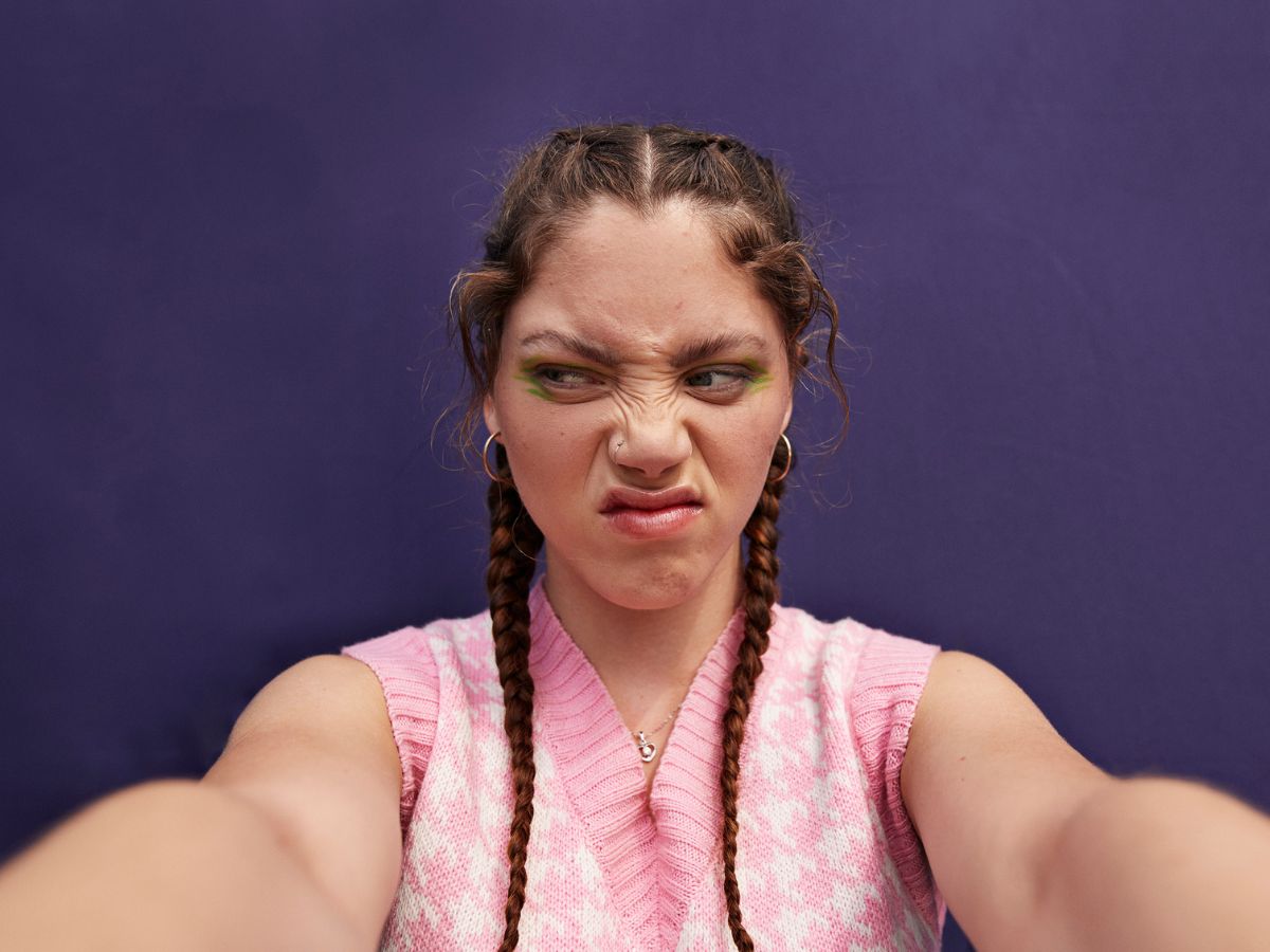 fiatal nő sértődött fintorog