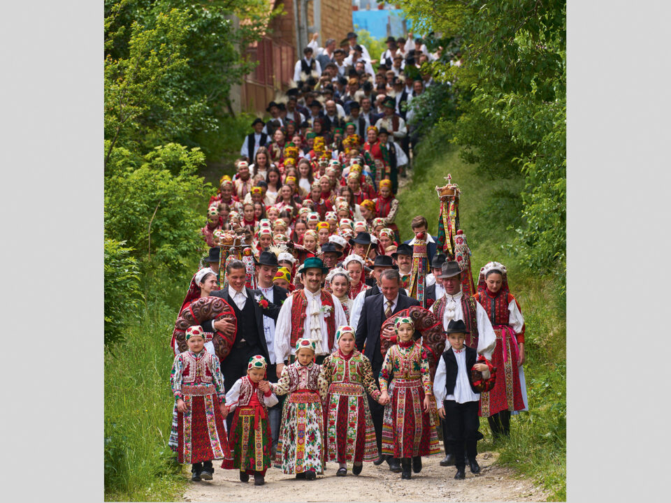 Magyar_menyegzo_Erdely_Eskuvoi_menet_01 - Nők Lapja