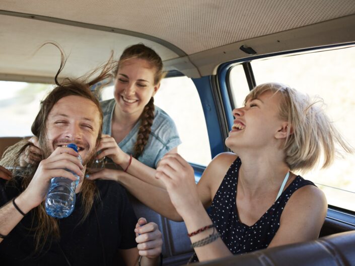 három vidám ember egy autóban