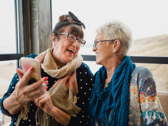 két idős nő nevet telefon barátnők