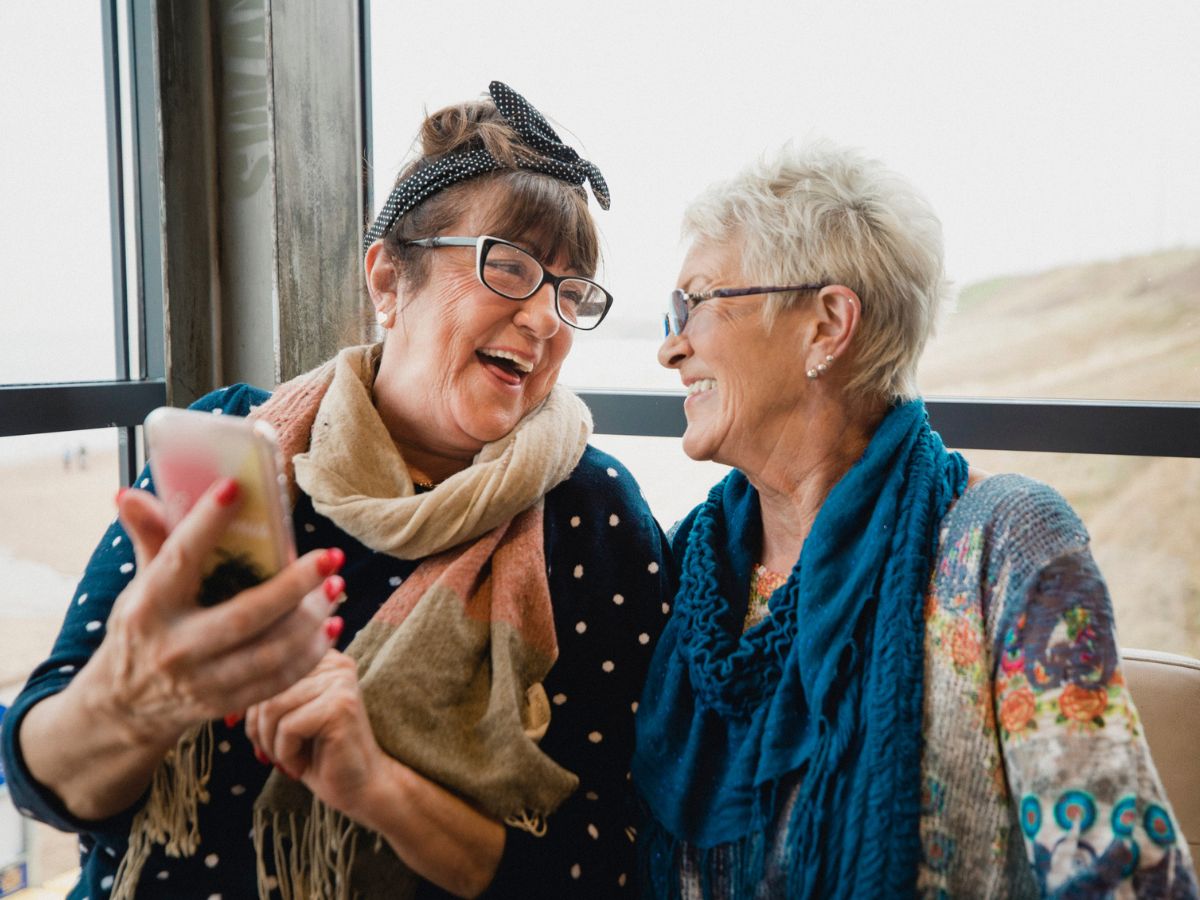 két idős nő nevet telefon barátnők