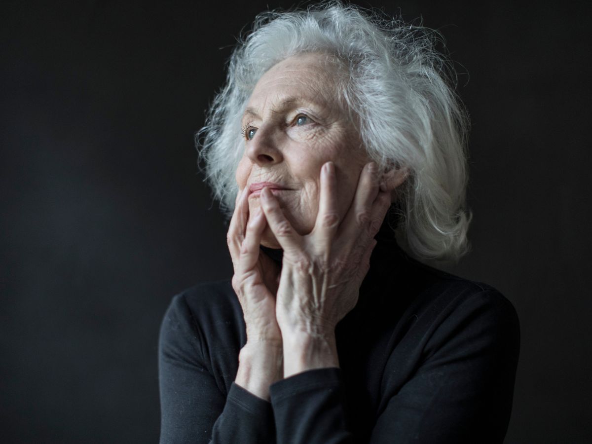 szép ősz nő, egészséges öregedés, önelfogadás