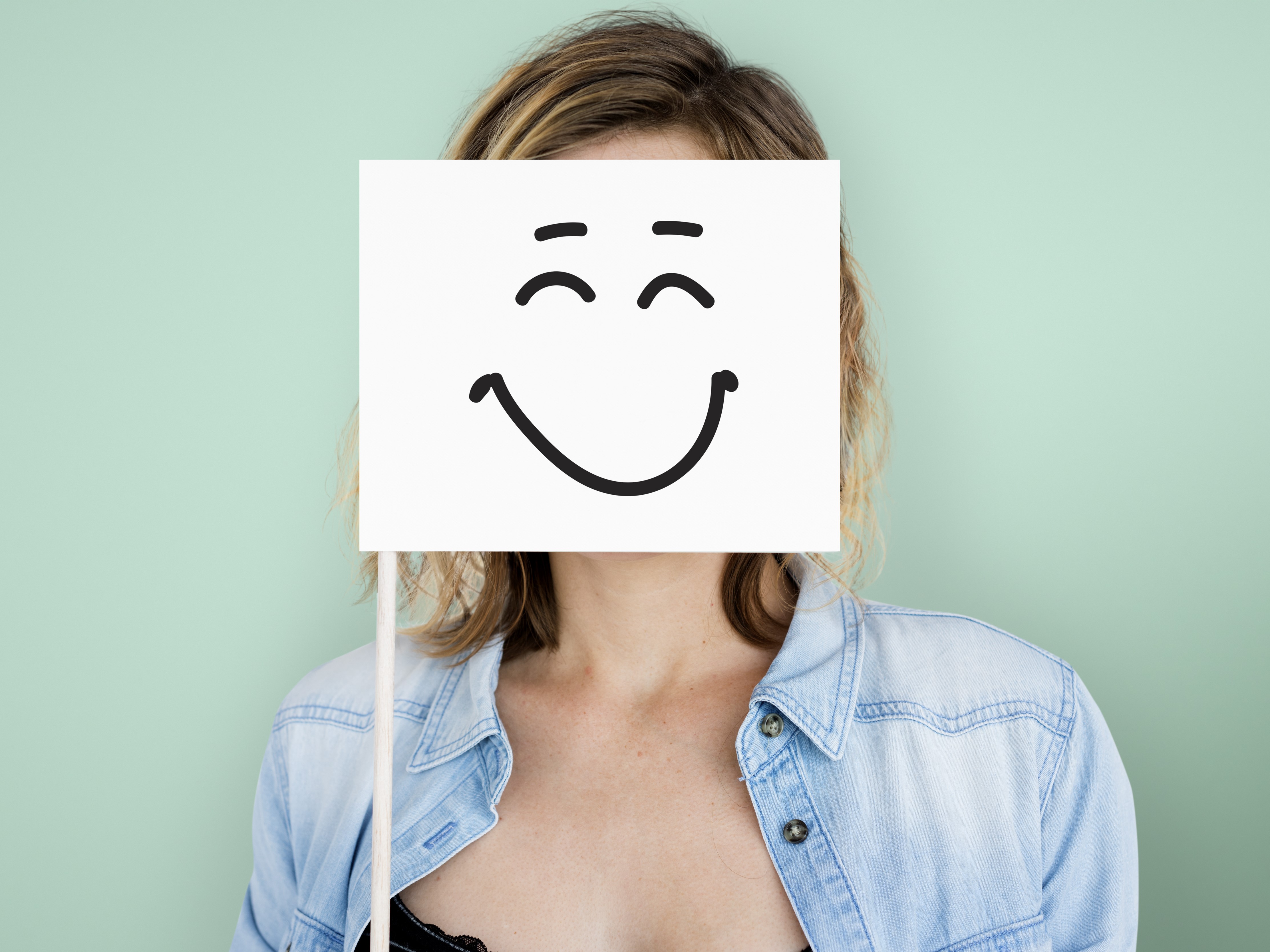 arcát emojival leplező nő