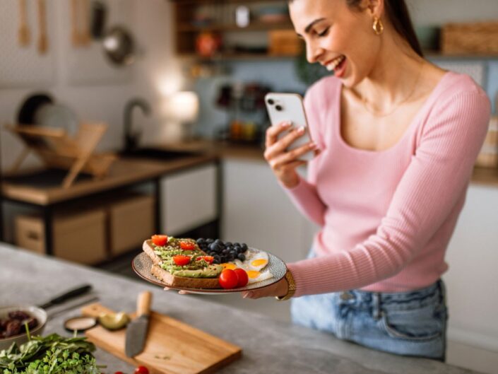 étel, közösségi média