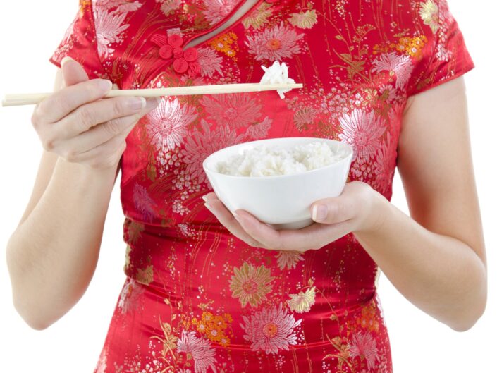 kínai ruhás nő rizst eszik
