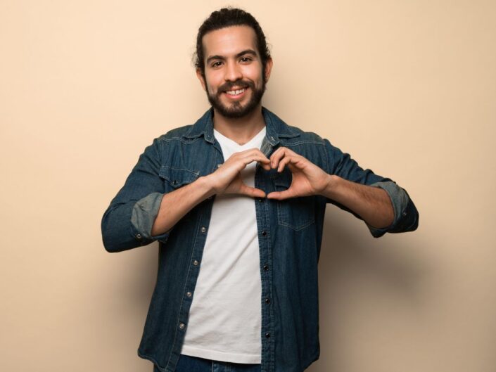 férfi szívet mutat