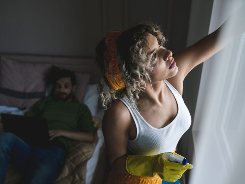 férfi pihen nő takarít