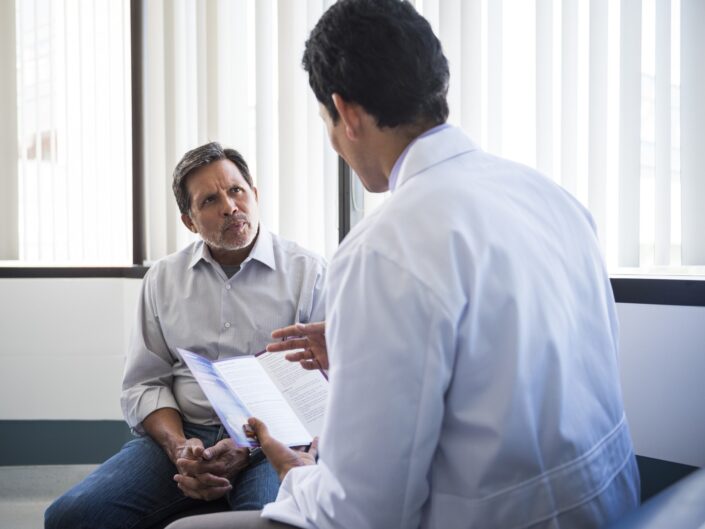 középkorú férfi orvosnál