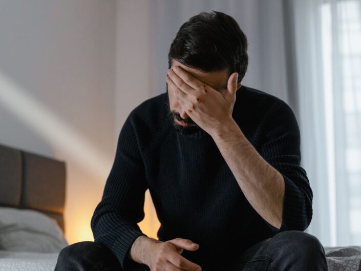 stresszes ülő férfi