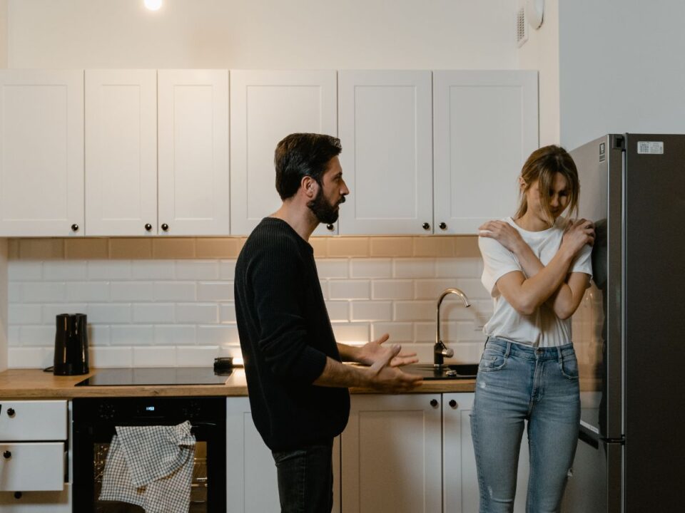 pár beszélget egymással