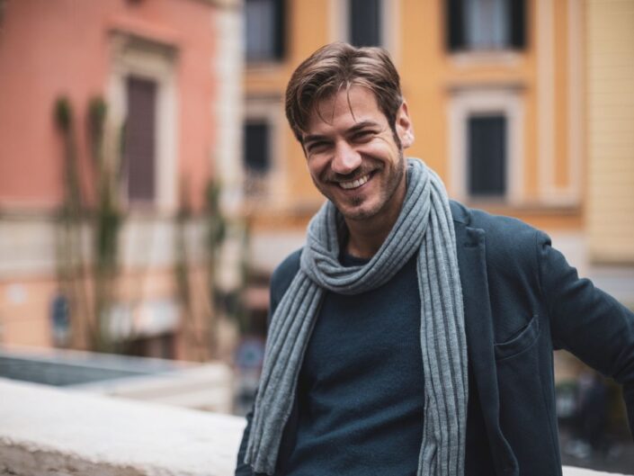 vonzó mosolygó férfi