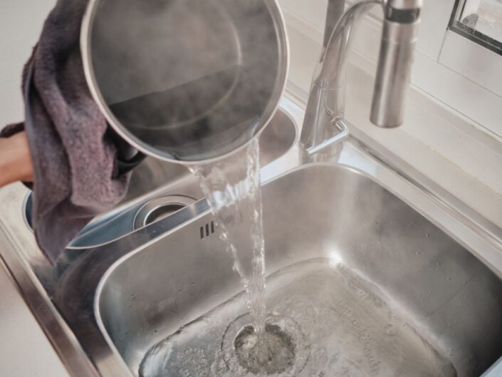 forró víz lefolyóba konyha