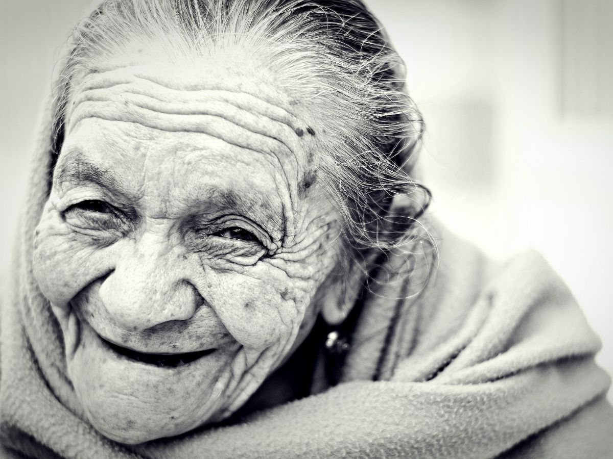 mosolygós idős néni