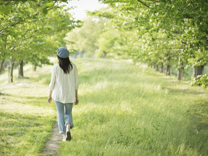 sétáló nő hátulról