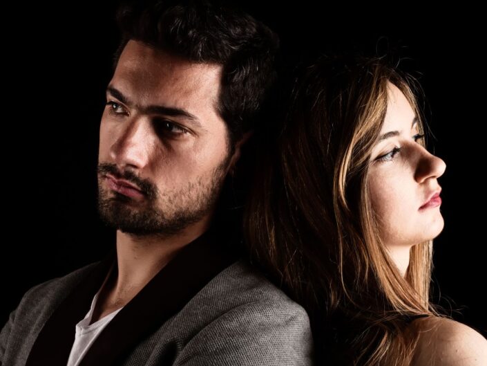 szomorú pár egymásnak háttal