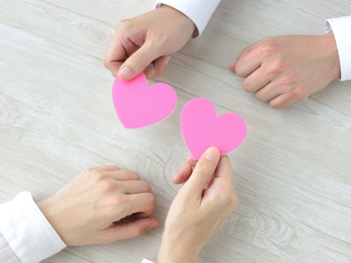 kezek papírszívvel