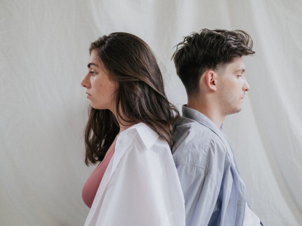 lány fiú egymásnak háttal áll 