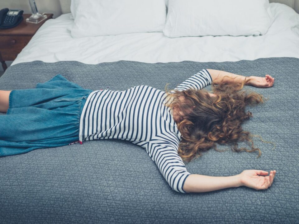 nő fekszik az ágyon