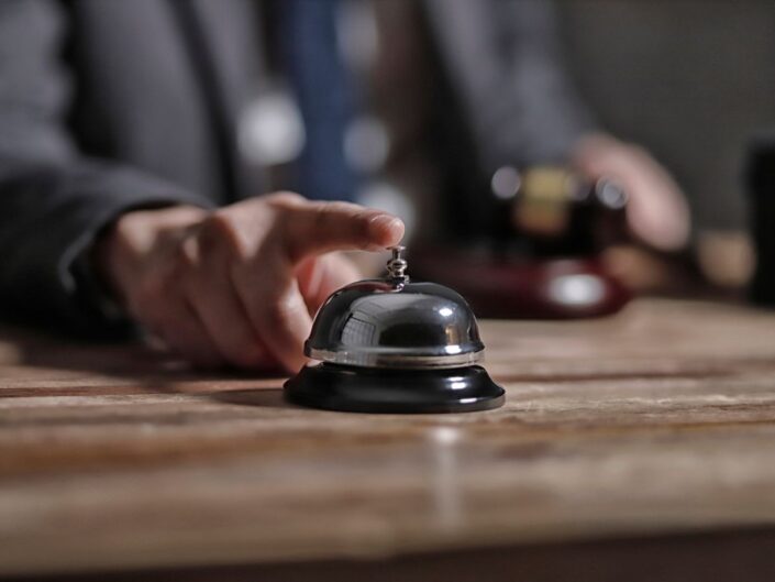 szállodai csengő férfi ujj recepció