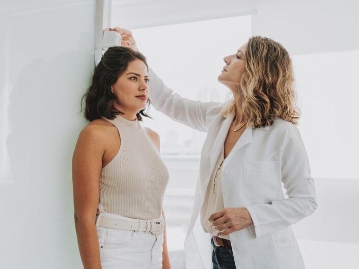 orvos megméri nő magasságát