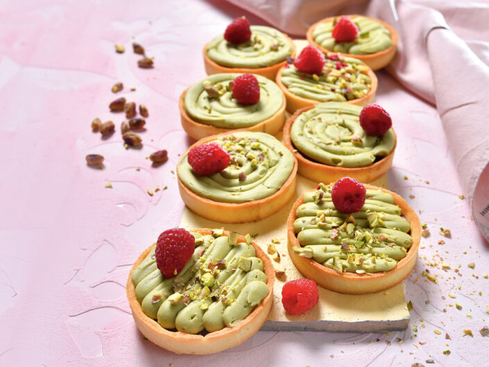 Pisztáciakrémes, málnazselés tart