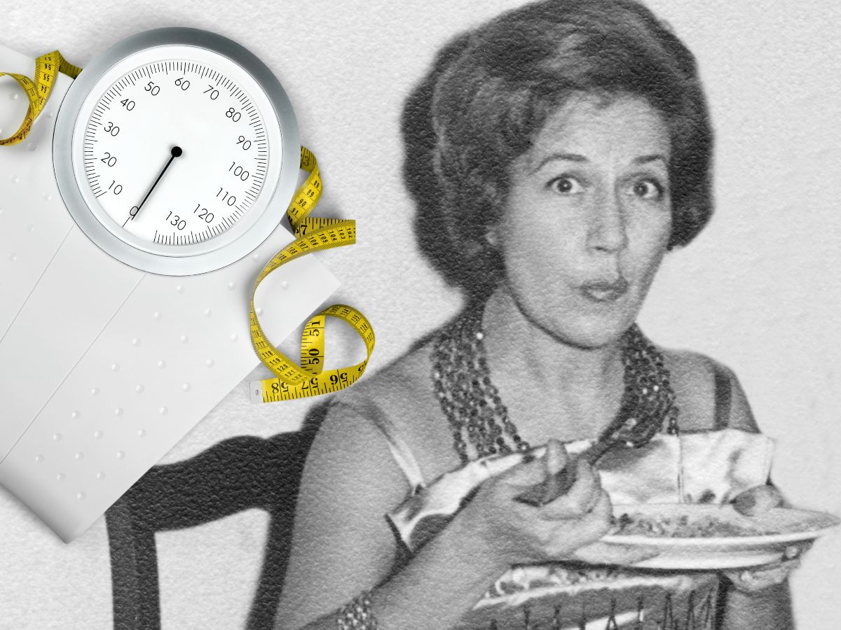 retro fekete fehér középkorú nő eszik tányér