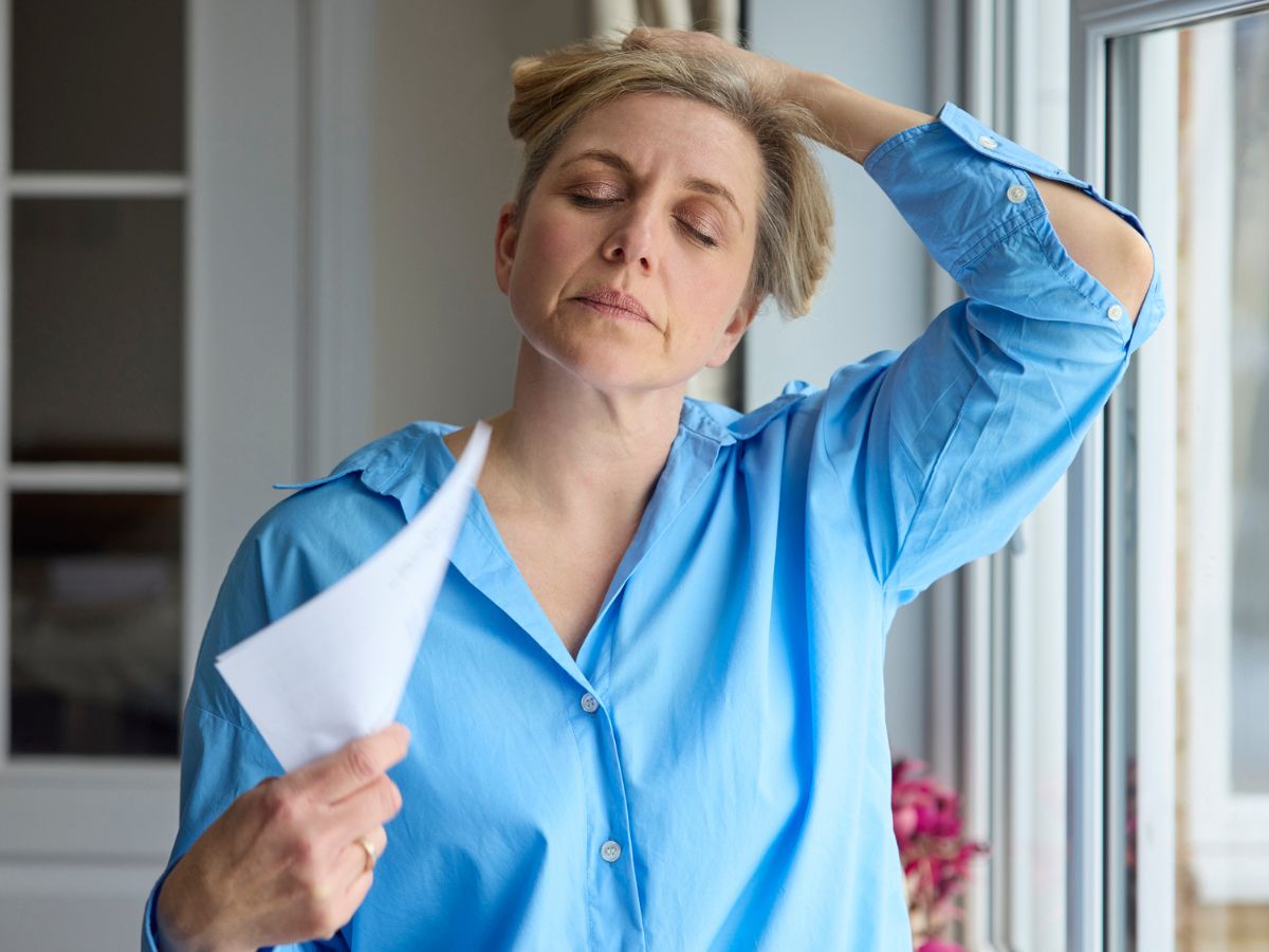 középkorú nő hőhullám legyezés menopauza