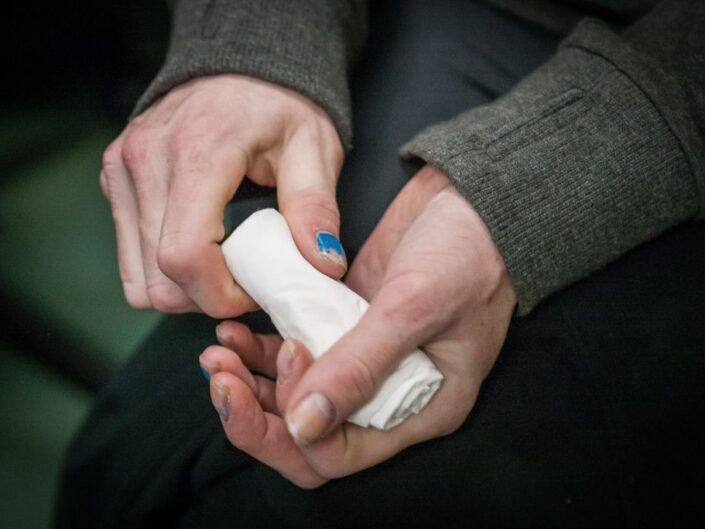 szegény nő kezében zsebkendő