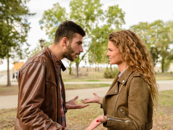 fiatal nő férfi vitatkozik az utcán