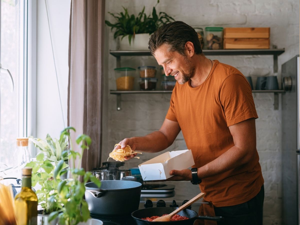 férfi tésztát főz