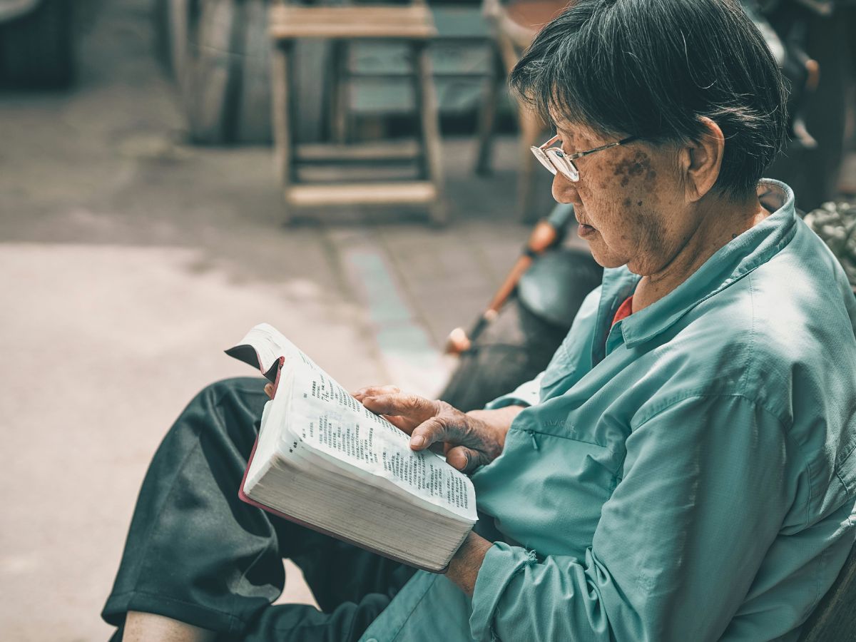 idős nő olvas