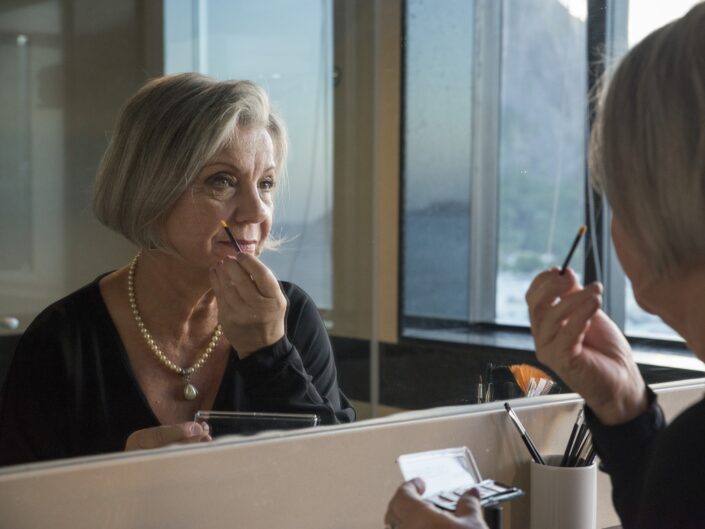 idősebb nő sminkel