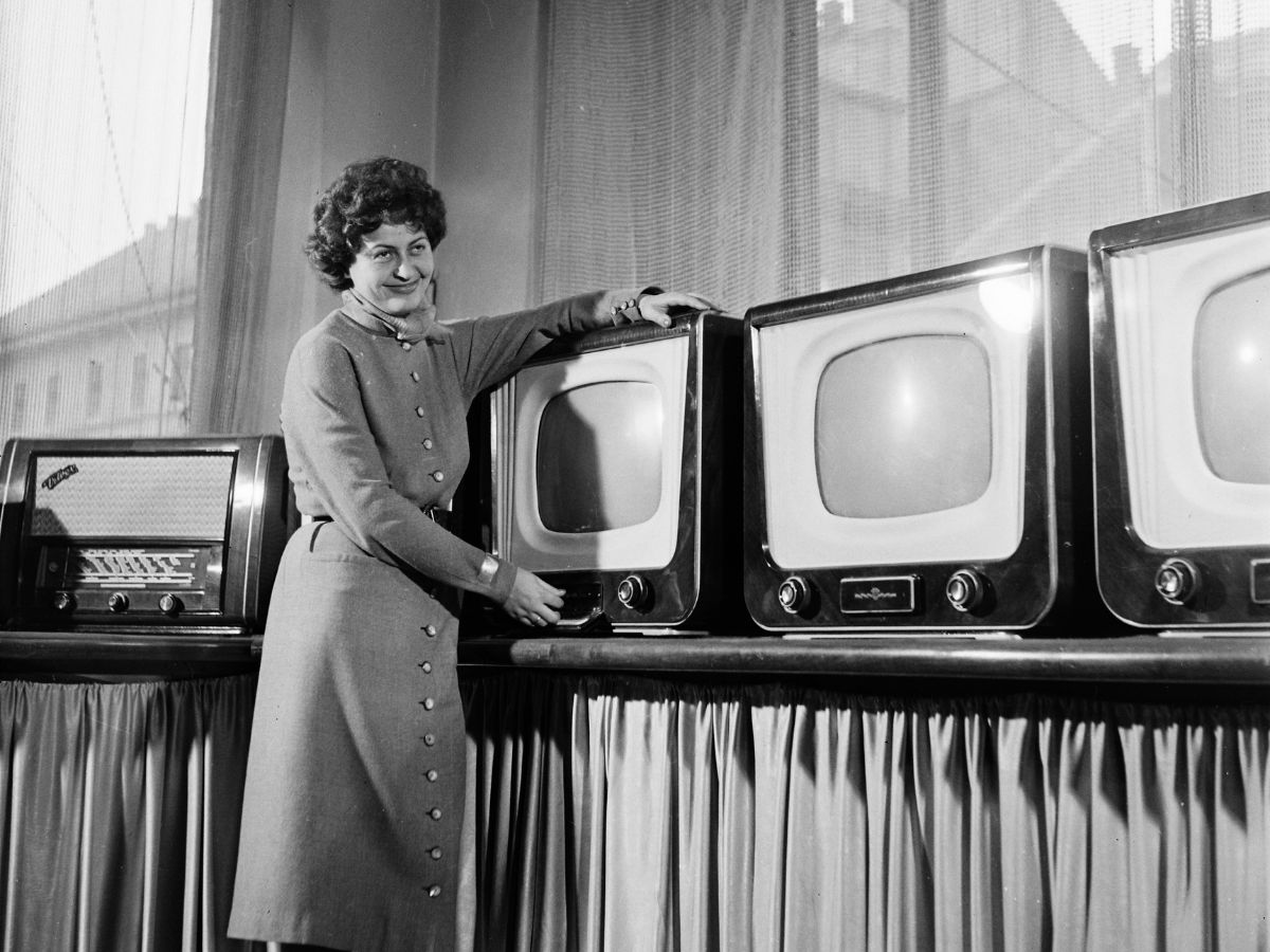 a KERAVILL üzlet emeleti bemutatóterme. A MÉH (Melléktermék és Hulladékgyűjtő Vállalat) jutalom-sorsjátékának nyereményei, rádiókészülék és Orion At 501 típusú televíziók (Fortepan / Bauer Sándor)