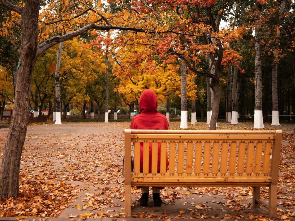 ősz, magányos nő a parkban