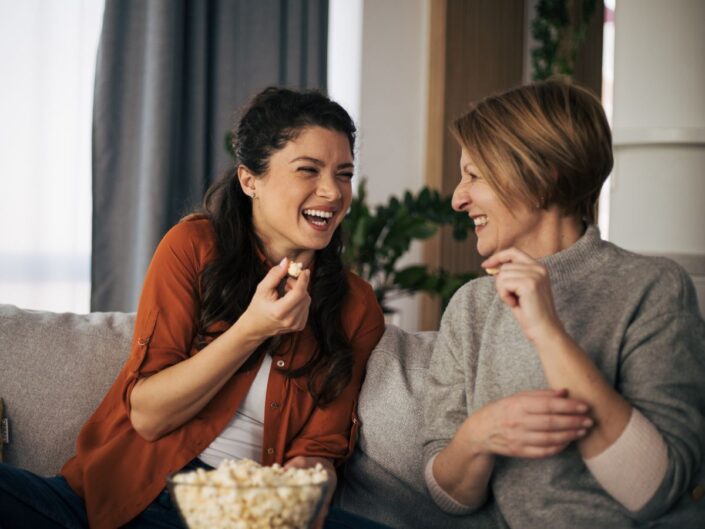 anya lánya filmnézés popcorn otthon