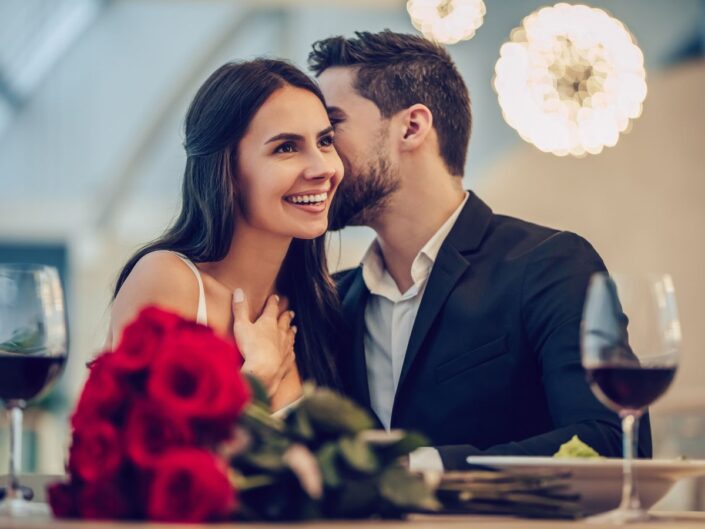 férfi suttog nő fülébe vacsora közben