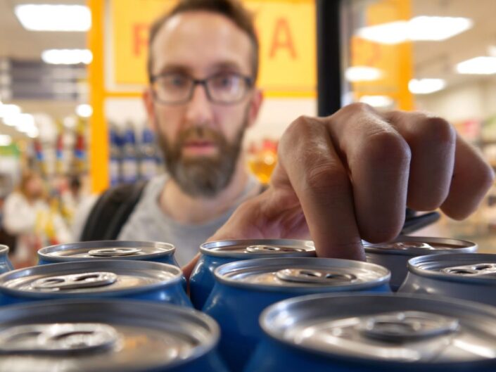 férfi vásárló szupermarketben energiaital