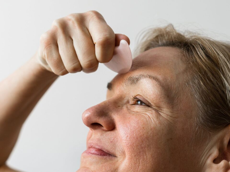 nő guasha követ használ