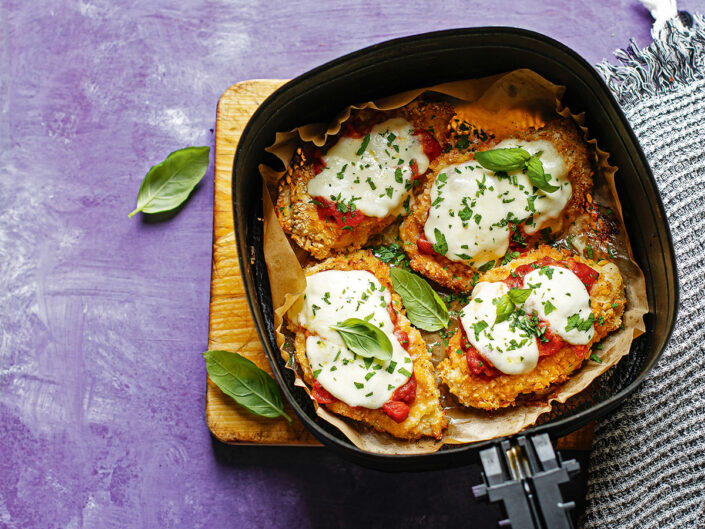 Pankómorzsás rántott csirkemell paradicsommal, mozzarellával sütve (air fryerben)