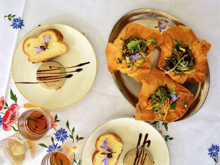 Sült kacsamájpástétom salátával töltött réteskosárkával